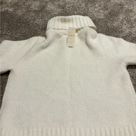 NWT Abercrombie Turtleneck Sweater Tee - Picture 3 of 3